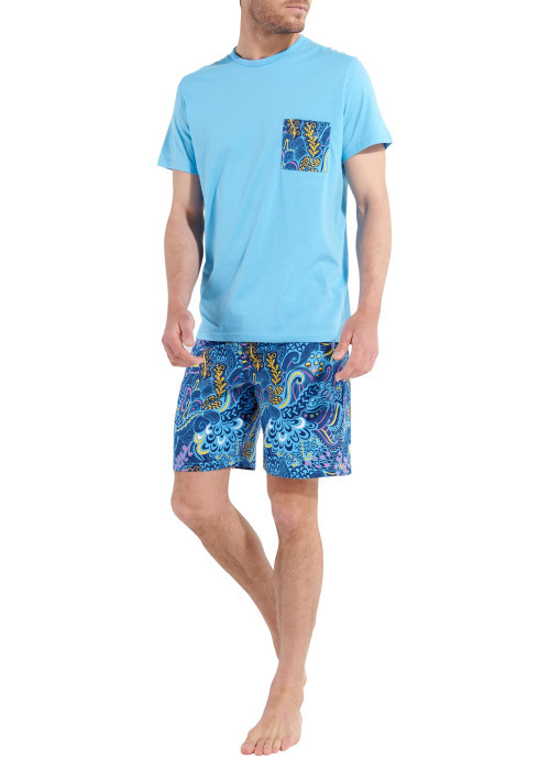 Pyjama court bleu imprimé avec une coupe fermée et des manches courtes