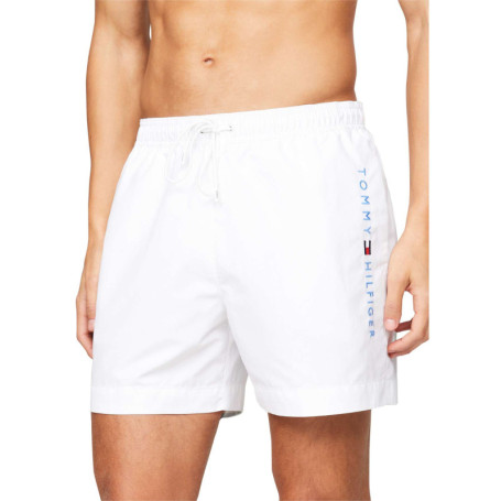 Short de bain blanc uni avec une coupe droite...