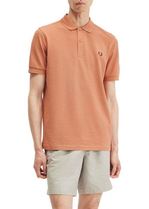 Polo en coton orange uni avec une coupe droite et un petit logo sur la poitrine
