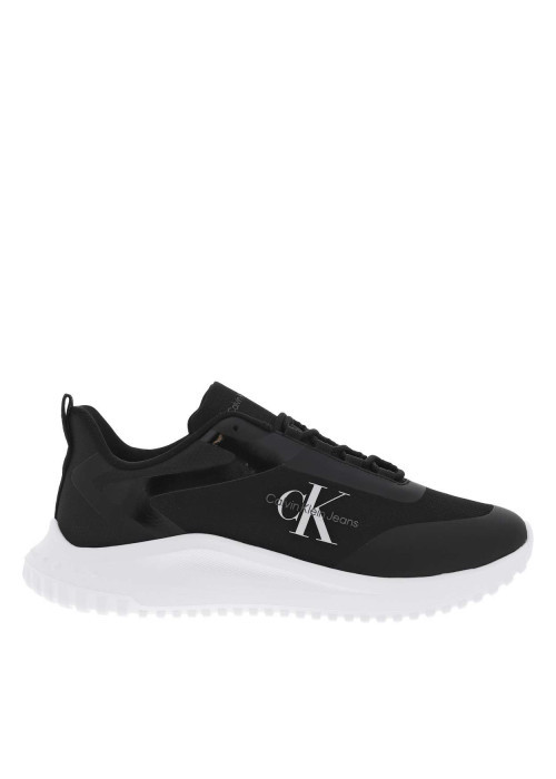 Baskets basses noires avec des lacets ronds et une semelle running blanche