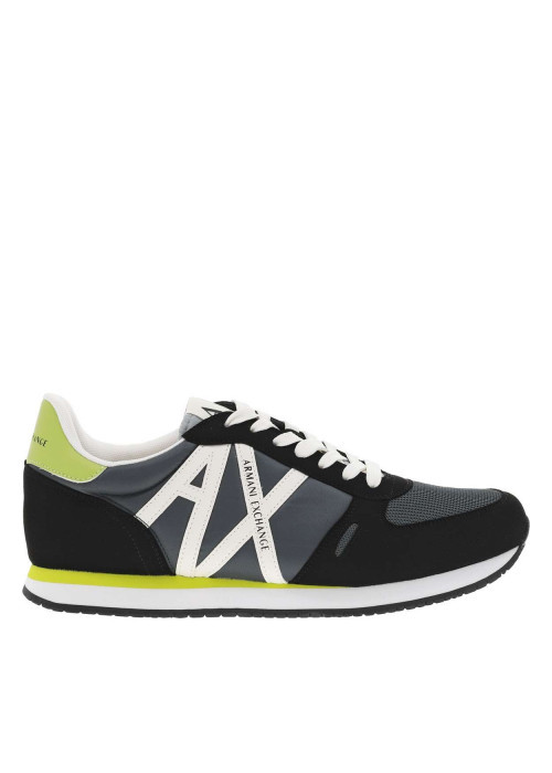 Baskets basses running noires avec des détails jaune fluo et des lacets plats