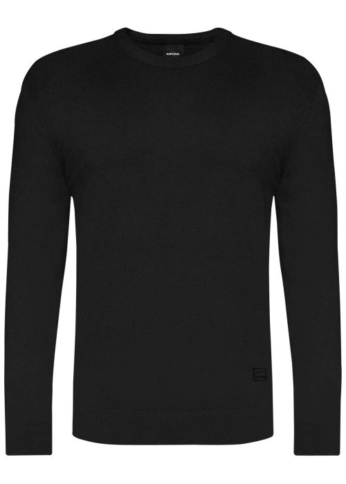 Pull noir uni avec une coupe droite un col rond et des manches longues