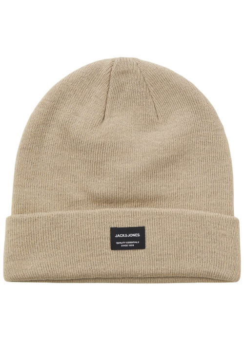 Bonnet beige uni avec un petit patch noir brodé sur le devant et un revers