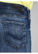 Thumbnail Jean bleu délavé avec une coupe ajustée et une fermeture zippée boutonnée - Image 6