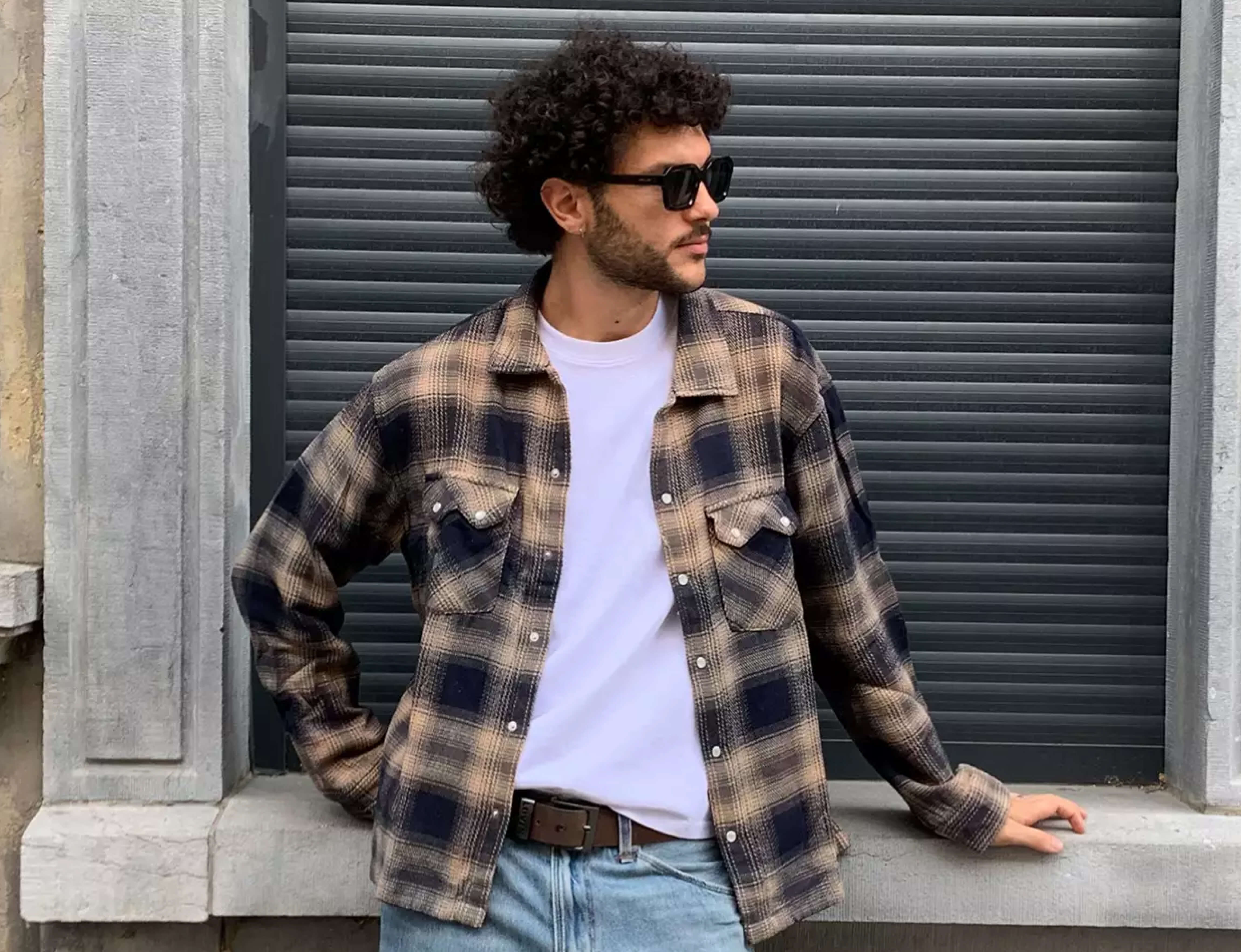 T-shirt blanc à imprimé topographique North56.4 porté par un homme près de la mer