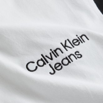 T-shirt Calvin Klein col rond en partie en coton transitionnel blanc à manche gauche noire