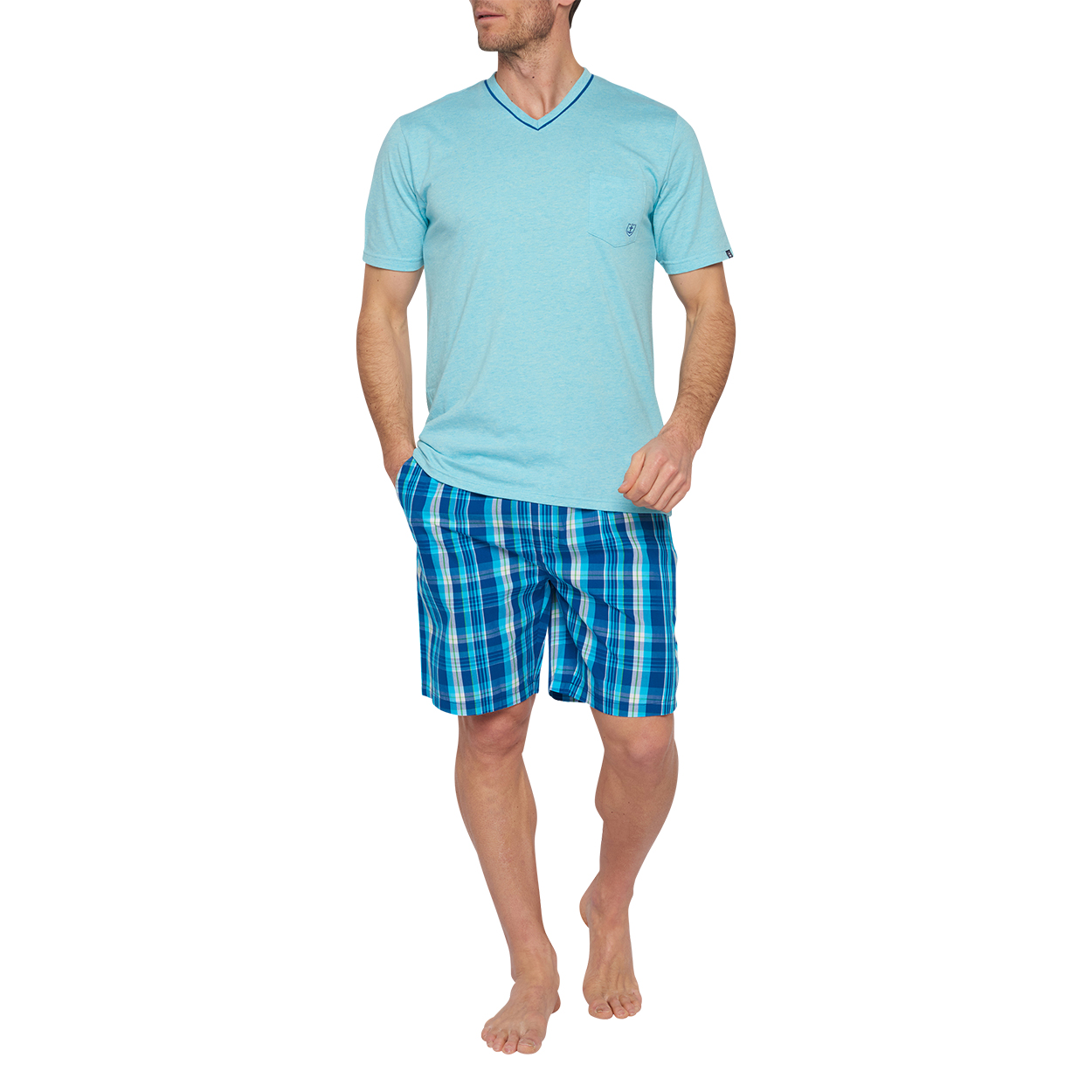 pyjama court marine en coton : tee-shirt bleu clair et short bleu marine à carreaux